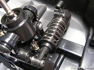タミヤ CC-01 FJクルーザー 製作記  ～ シャーシ製作 ～ フロントダンパーをフロントアームに取り付ける